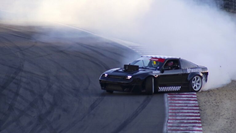 Podívejte se, jak Nissan S13 přibíjí driftový vjezd 138 MPH do vlásenky Laguna Seca