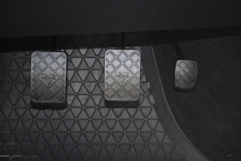 Jak správně brzdit: Tipy pro mistry za volantem