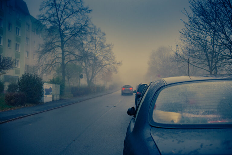 Jak bezpečně řídit v mlze: Tipy pro bezpečnou jízdu