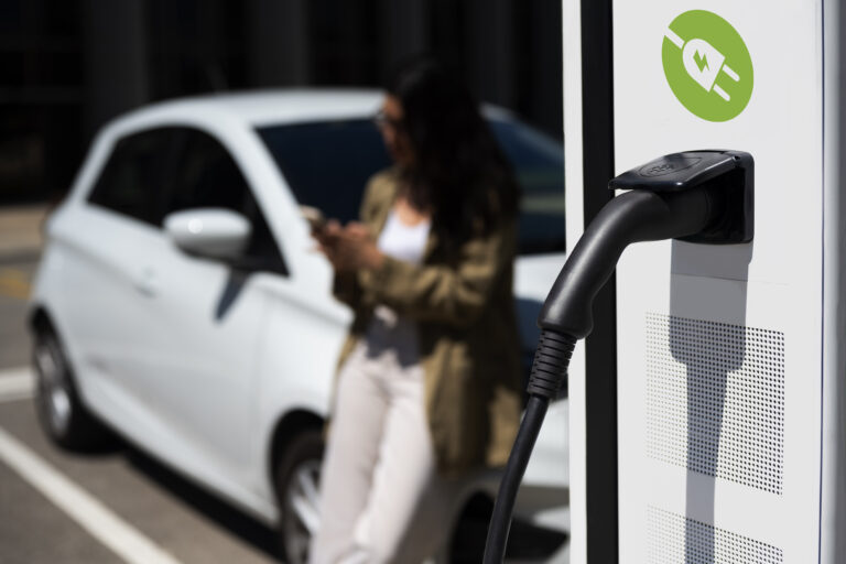 Elektrická vs. hybridní auta: Které je pro vás to pravé?